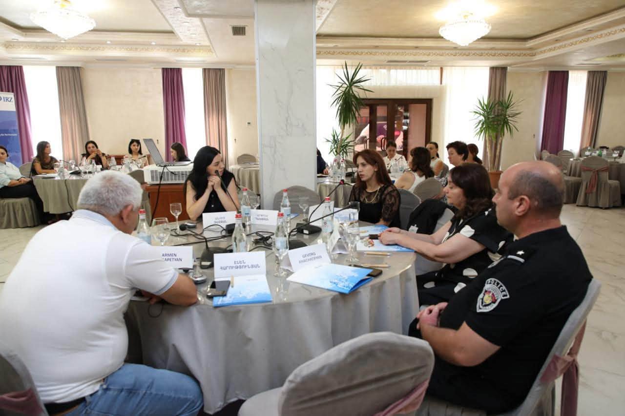 Արտաշատում շարունակվել է ընտանեկան և կենցաղային բռնության կանխարգելման թեմայով աշխատաժողովը