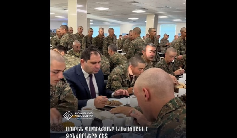 Սուրեն Պապիկյանը ՊՆ զորամասերից մեկում նախաճաշել է զինվորների հետ