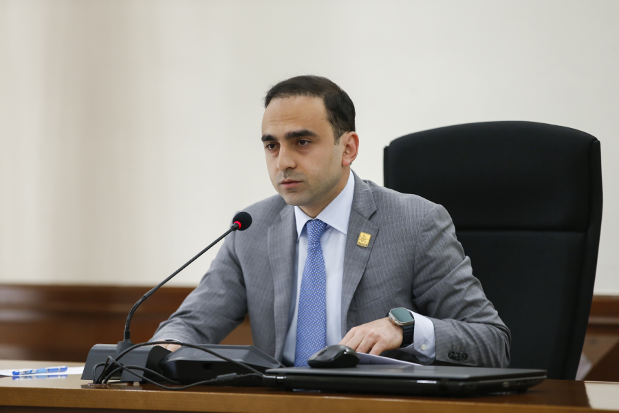 Կարգ հաստատելու փոխարեն Ավինյանն արտահոսքի աղբյուրն է փնտրում. «Հրապարակ»
