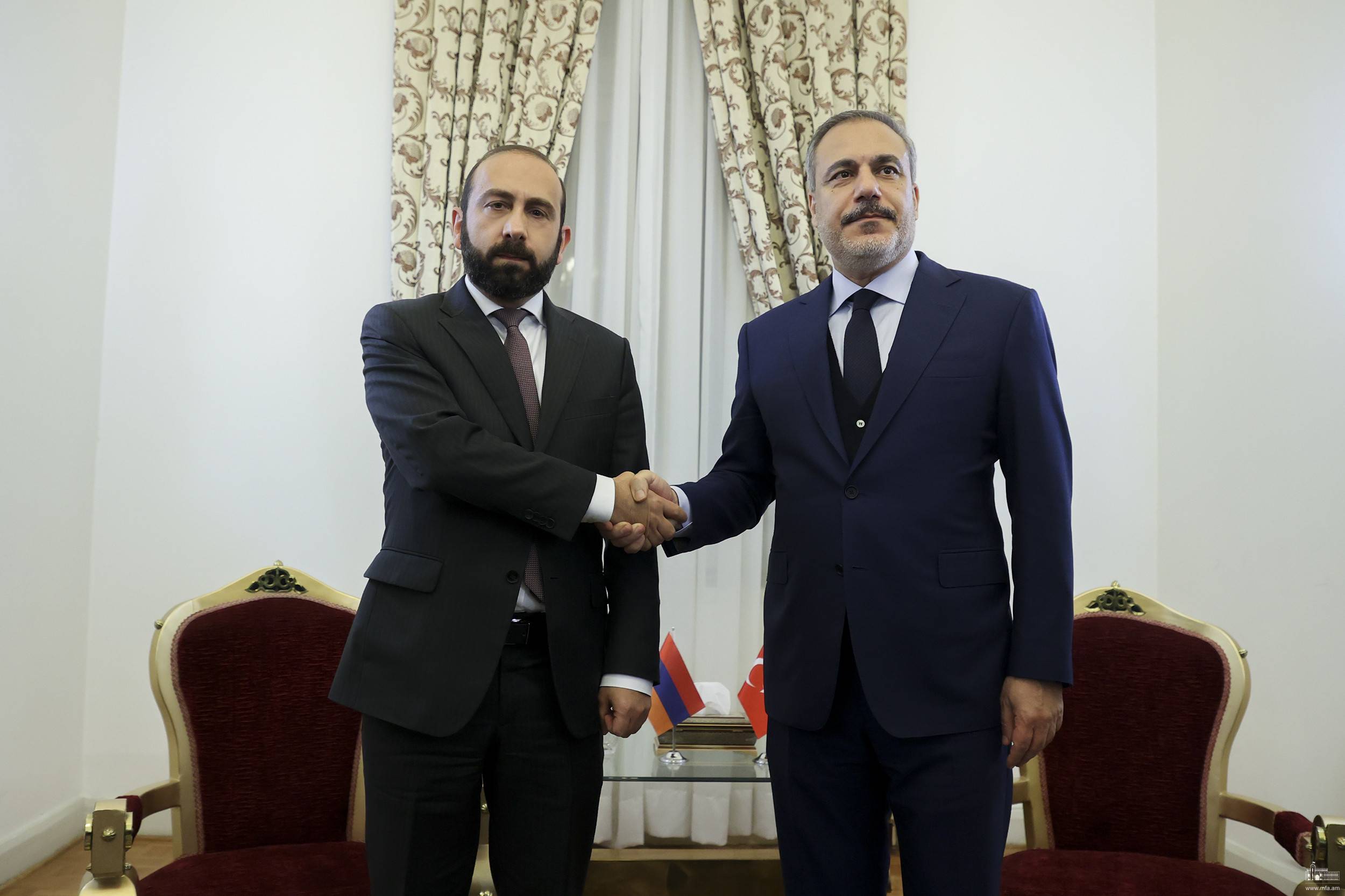 Միրզոյանը հանդիպել է Թուրքիայի ԱԳ նախարարի հետ (տեսանյութ)