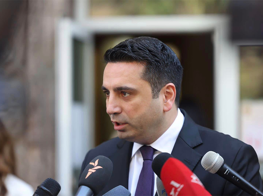 «Ե՞րբ եմ ես վերադառնալու Արցախ», «Պետք էր կռվել». Ալեն Սիմոնյանի ու լրագրողի լարված խոսակցությունը