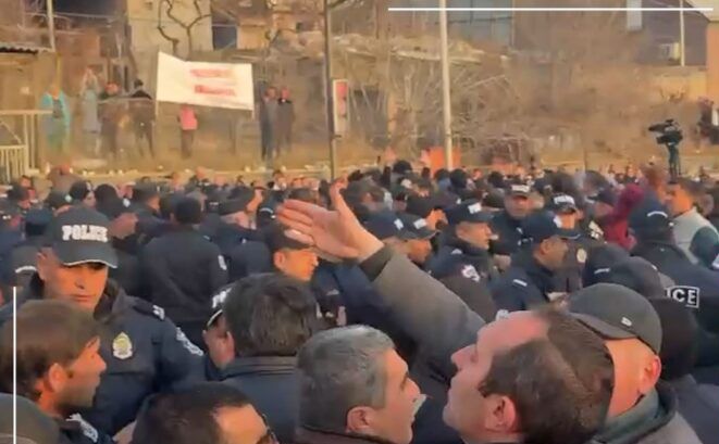 Քաշքշուկ ոստիկանների ու Սամվել Կարապետյանի աջակիցների միջև. դատարանի մոտ իրավիճակը լարվեց