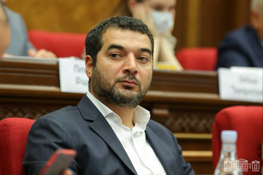 Դրոշը թքել-կպցնելու նպատակն եմ ուզում հասկանալ․ Հրաչյա Հակոբյան