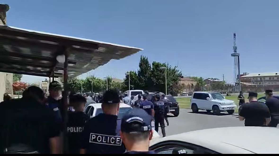 Մայր Աթոռի մոտ կուտակված ոստիկանության ուժերը եւ հատուկջոտայինները քիչ առաջ հեռացան