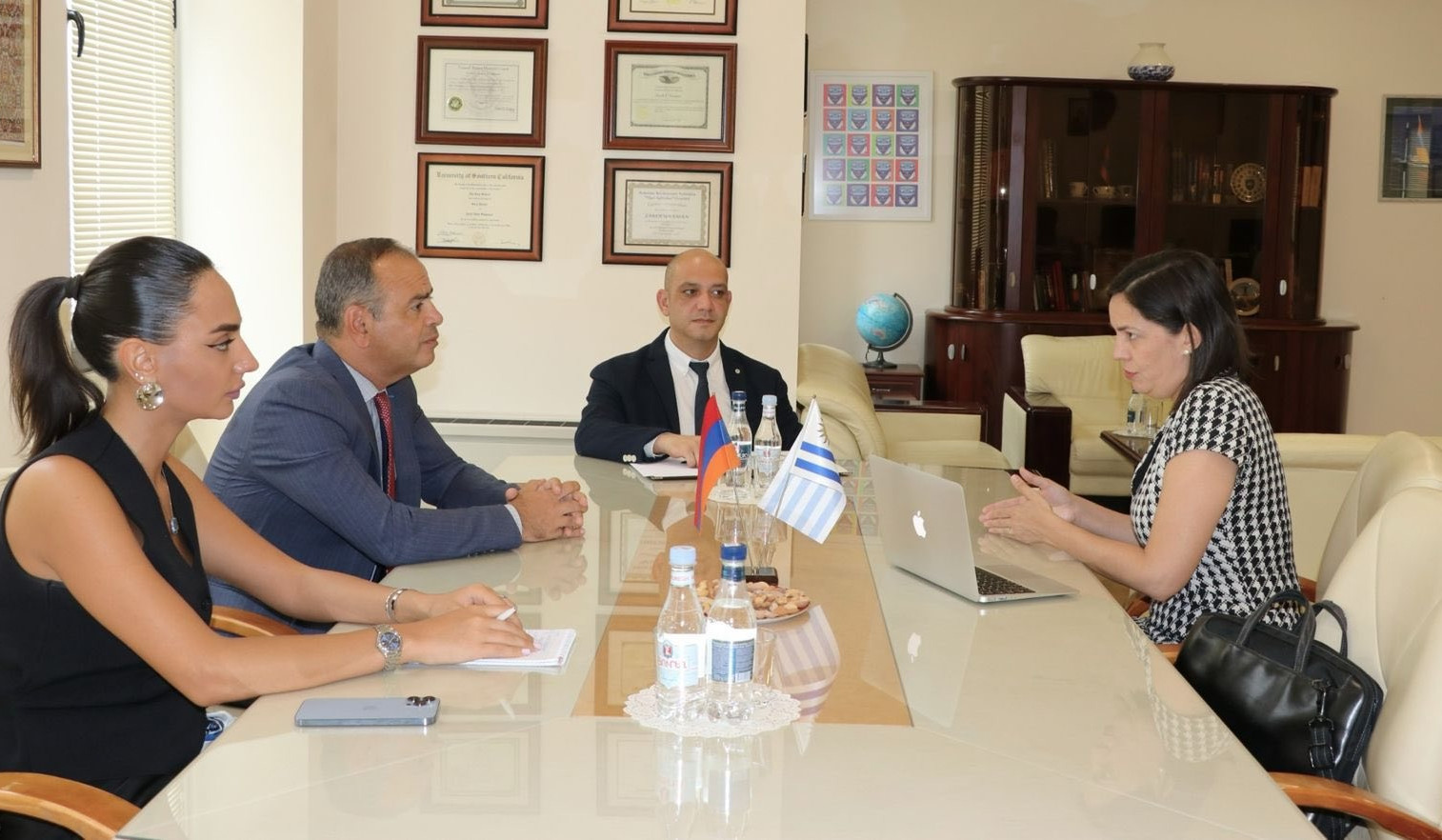 Սփյուռքի գործերի հանձնակատարը և Ուրուգվայի դեսպանը քննարկել են առևտրաշրջանառության և համագործակցության հարցեր