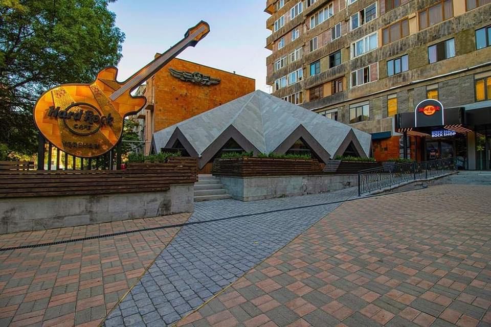 Երևանում պաշտոնապես բացվել է աշխարհահռչակ Hard Rock Cafe-ի մասնաճյուղը