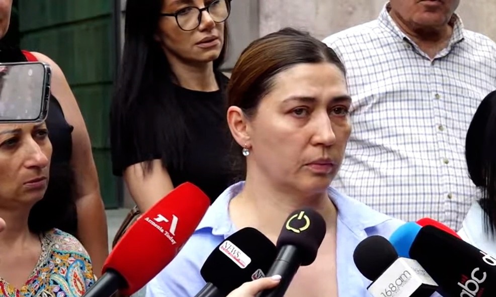 Տան խուզարկությամբ ոչինչ չհայտանբերեցին, առգրավեցին Ավետիքի հեռախոսը. Չալաբյանի կինը՝ վարույթի մասին
