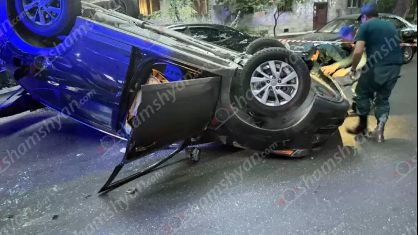 Երևանում «Hyundai»-ն բախվել է «Ford»-ին և 2 «Toyota Camry»-ին և շրջվել. կինը վարորդը եղել է ոչ սթափ