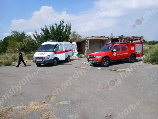 Մեծամորում հայտնի տուֆե պատվանդանի վրա տեղադրված երկաթե նախշազարդի վրայից փրկարարները իջեցրել են տղամարդու մարմին