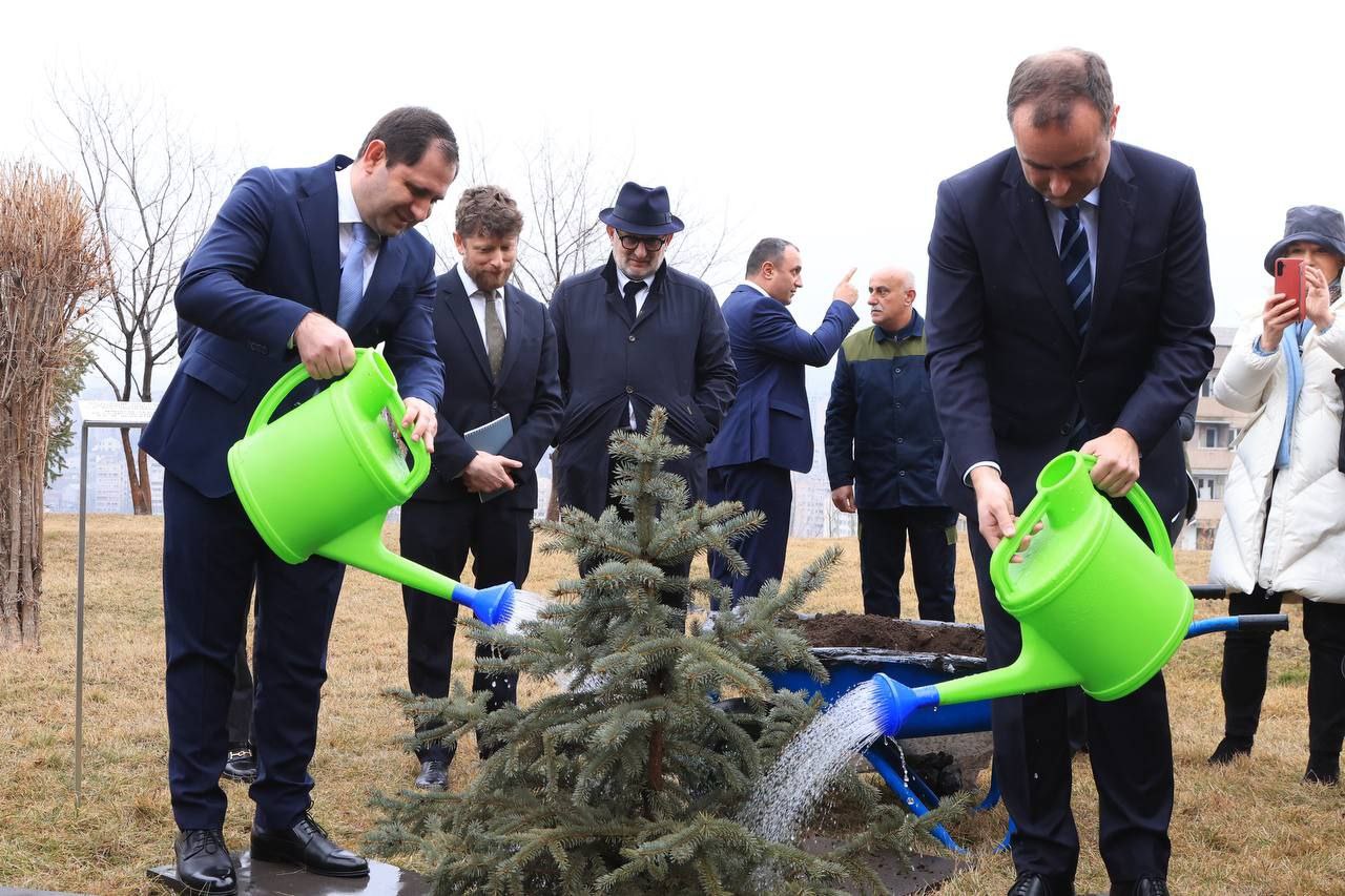 Ֆրանսիայի զինված ուժերի նախարարը ՊՆ վարչական համալիրի տարածքում անվանական եղևնի է տնկել
