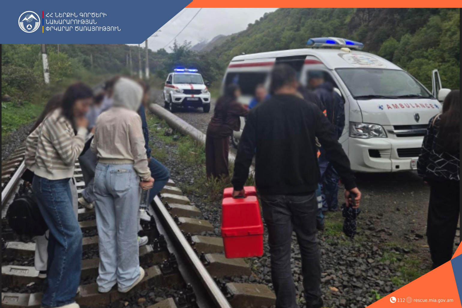 Փրկարարներն օգնության են հասել ձեռքը վնաuած քաղաքացուն և մոտեցրել շտապօգնության մեքենային