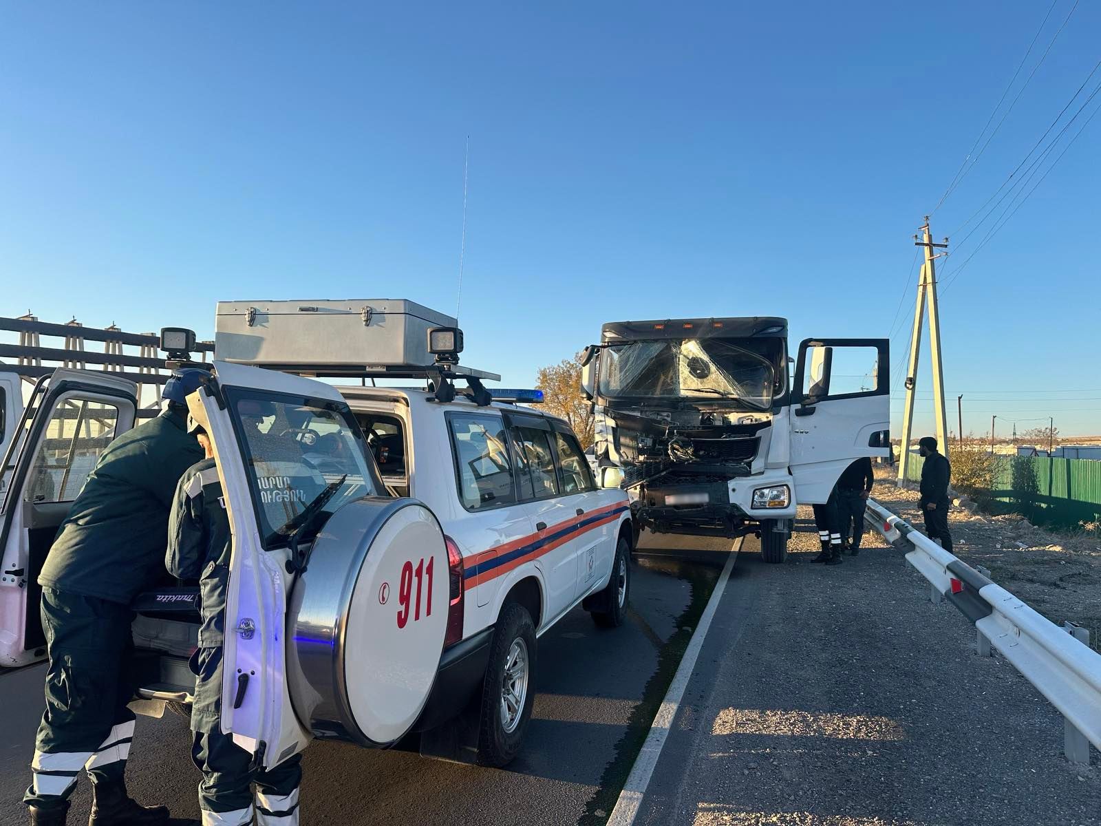Ձորաղբյուր գյուղի կամրջին բախվել են «KamAZ» և «Shacman» բեռնատարները․ «KamAZ»-ը կողաշրջվել է, առկա է վառելիքի արտահոսք. կա տուժած
