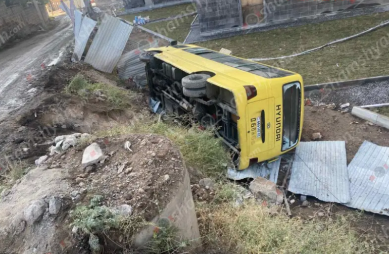 Երևանում ավտոբուսի կողաշրջվելու պատճառը նեղ ճանապարհն է եղել ու դիմացից եկող մարդատար մեքենան. վարորդը մանրամասներ է հայտնել
