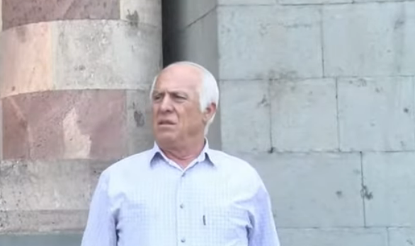 Հադրութցիները կառավարության շենքի մոտ նստացույց են իրականացրել
