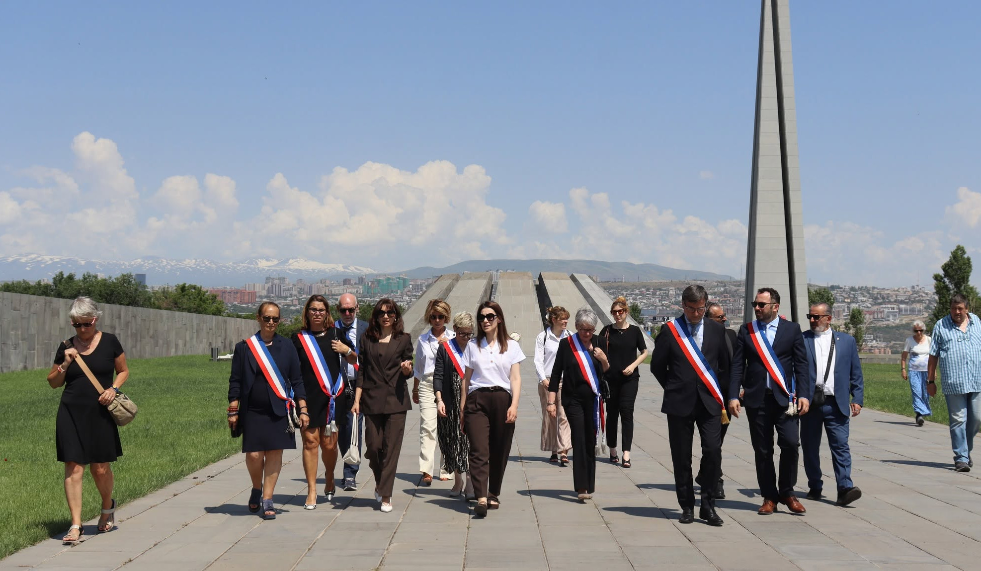 Վիենի քաղաքապետի գլխավորությամբ Հայաստան ժամանած պատվիրակության անդամներն այցելել են Հայոց ցեղասպանության հուշահամալիր