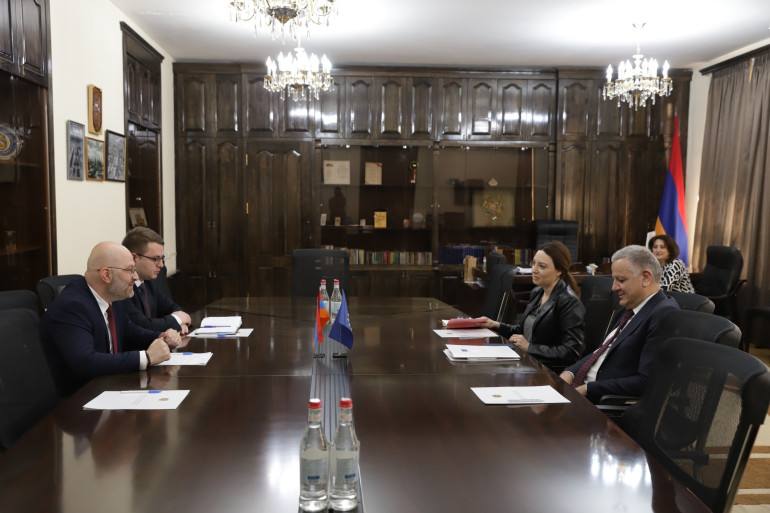 Շիրակի մարզպետը ԵՄ դեսպանի հետ քննարկել է փոխադարձ հետաքրքրություն ներկայացնող մի շարք հարցեր