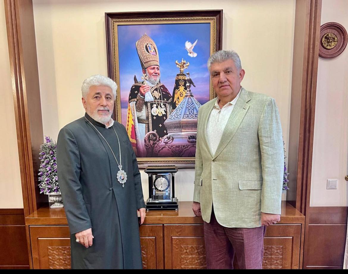 Արա Աբրահամյանն այցելել է Տեր Եզրաս Արքեպիսկոպոս Ներսիսյանին և իր աջակցությունը հայտնել եկեղեցուն