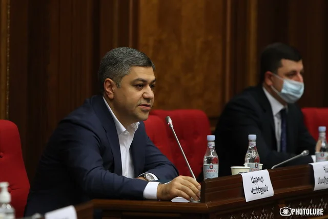 Հարց են տալիս՝ հացահատիկի դեֆիցիտի ժամանակ ի՞նչ եք անելու, մարդը վեր է կենում, ասում՝ դուք էս եք, էն եք, թափ եմ տալու, չգիտեմ ինչ եմ անելու․ Վանեցյանը՝ Փաշինյանի մասին