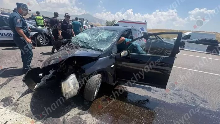 30-ամյա վարորդը «Nissan Tiida»-ով բախվել է կամրջի երկաթբետոնե արգելապատնեշներին․ կան վիրավորներ