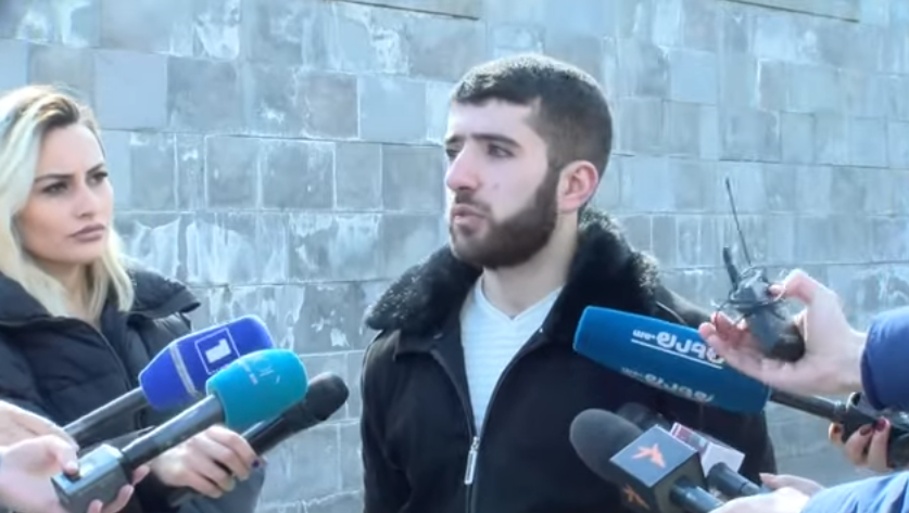 Մարզերից եկած զինծառայողների բողոքի ակցիան ՊՆ-ի դիմաց․ Ուղիղ