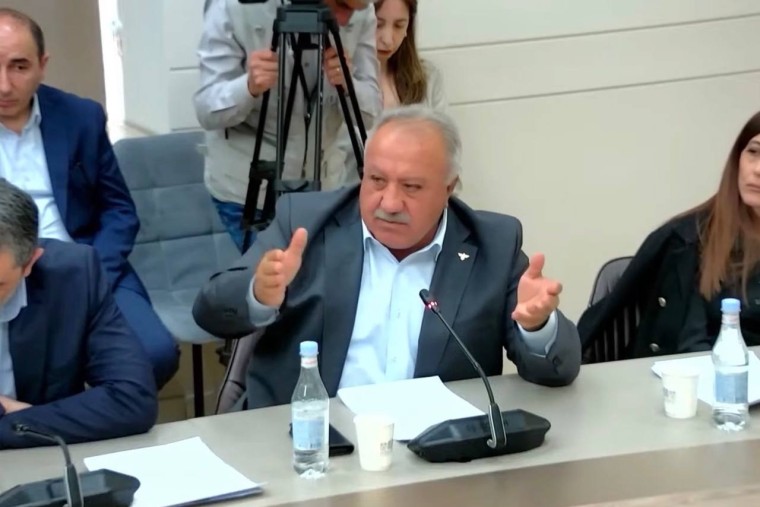 «Երևի Ադրբեջանում մտածում են էս կտցրուկն գնացել ա, սաղ Հայաստանը թպրտում ա վախից». Սասուն Միքայելյանը կոչ է անում աղմուկ չանել Շաքի մտած ադրբեջանցու դեպքով