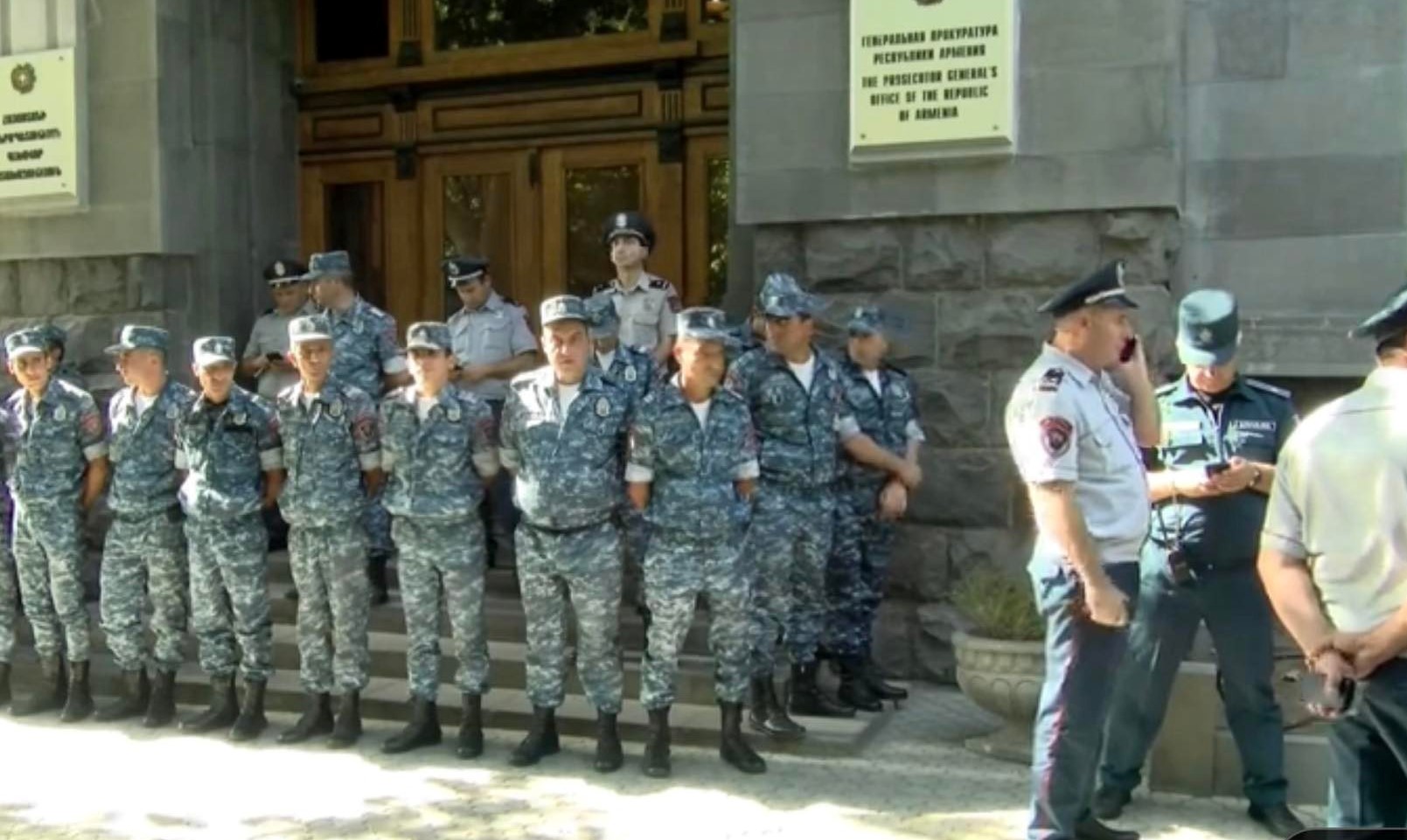 Զոհված զինծառայողների ծնողները բողոքի ակցիա են իրականացնում Գլխավոր դատախազության շենքի մոտ.  (Ուղիղ)