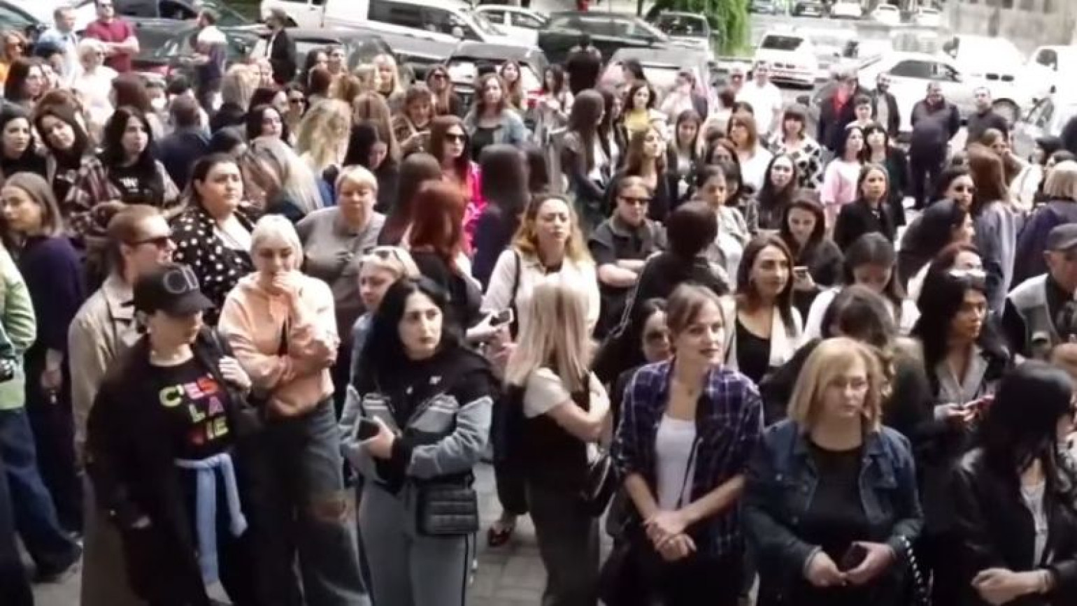Պուշկինի անվան դպրոցի ծնողները հավաքվել են ԿԳՄՍՆ դիմաց