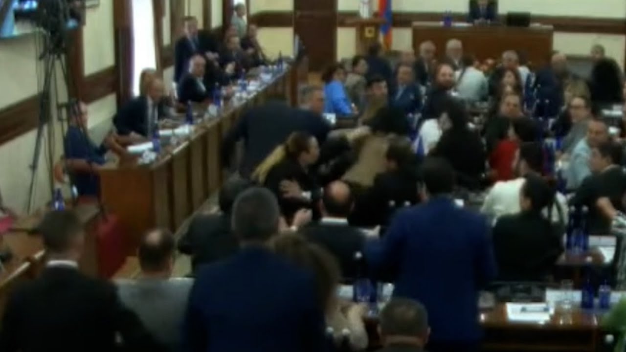 Ավագանու անդամները ջուր շփեցին իրար վրա.  ծեծկռտուք սկսվեց (Տեսանյութ)