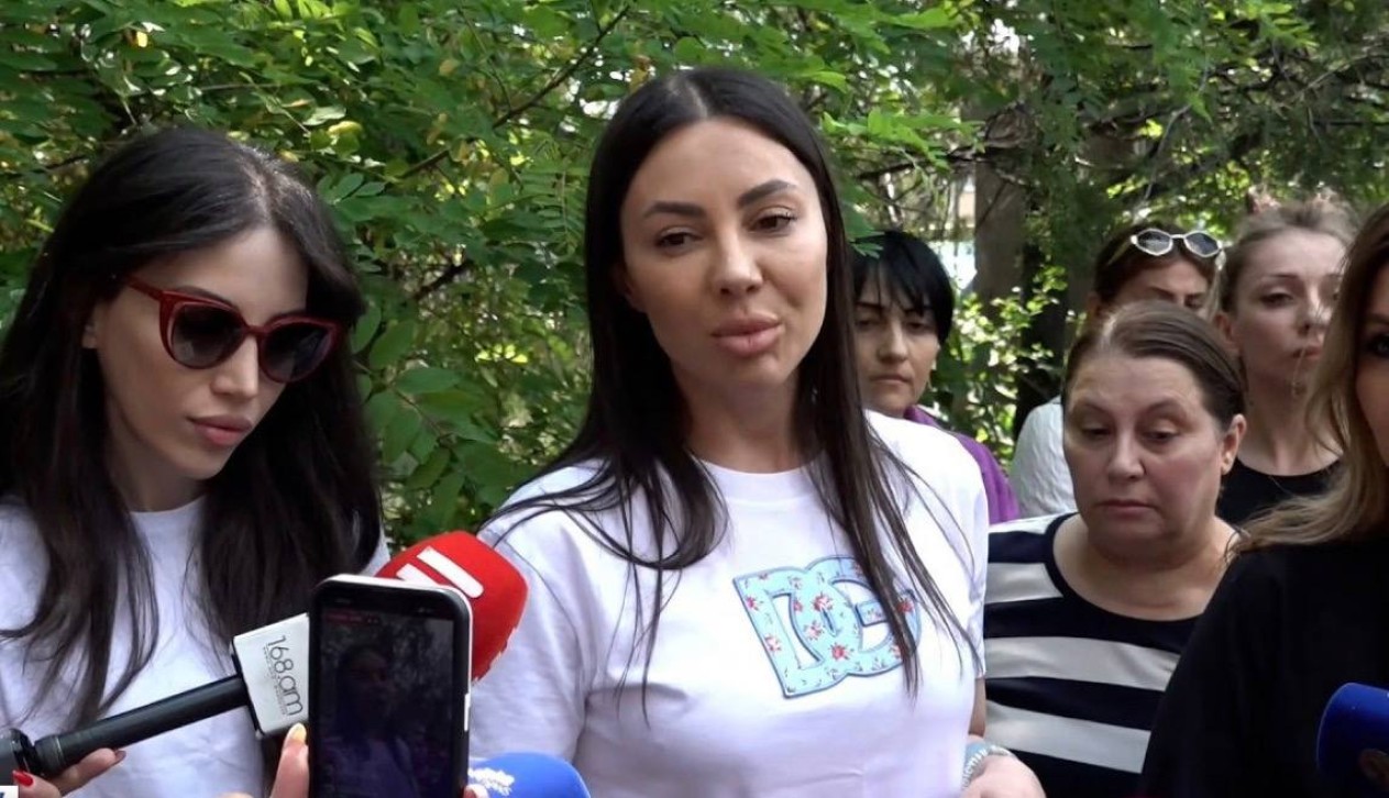 Բարեգործի հետ նման կերպ վարվելը աններելի է. Ծառուկյանի դուստրերը դատարանի բակում են