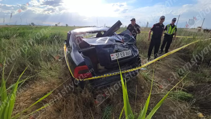 Սիփանիկ գյուղում «Opel»-ը բախվել է բետոնե էլեկտրասյանը, 1 պտույտ շրջվել և հայտվել երթևեկելի գոտուց դուրս. կան վիրավորներ