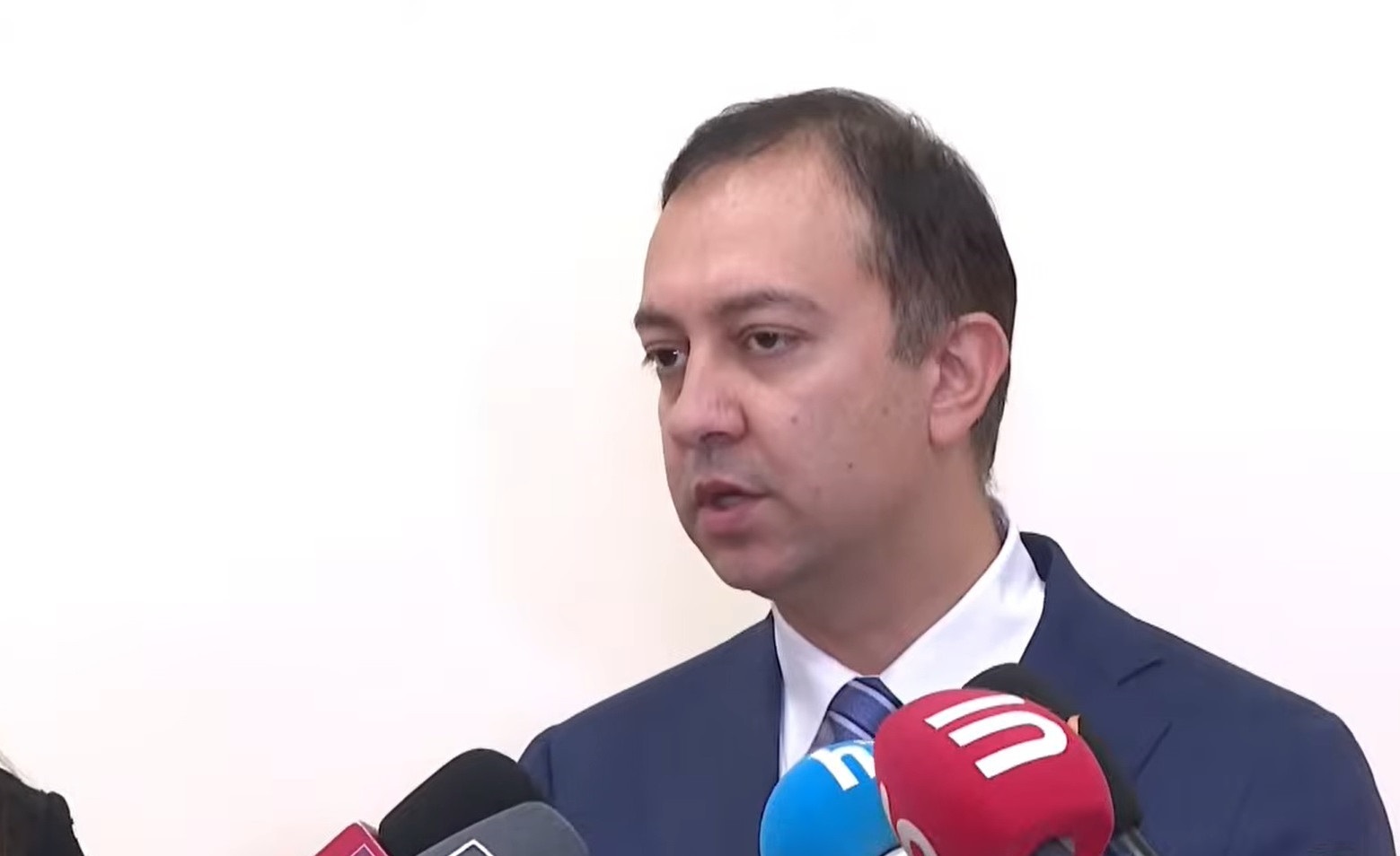 8 տարի հետո այս հարցին անդրադառնալը նույնիսկ փոքր-ինչ ուշացած է. Աղաջանյանը՝ պետական մարմիններում վարձատրության բարձրացման մասին