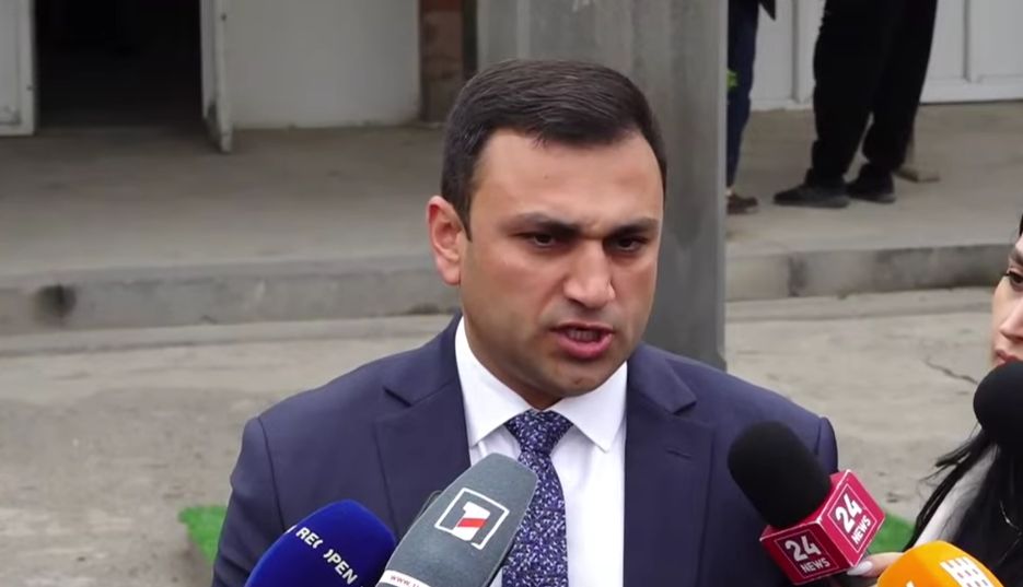 ՔՊ-ի՝ Վաղարշաատի համայնքապետի թեկնածու Արգիշտի Մեխակյանը քվեարկում է