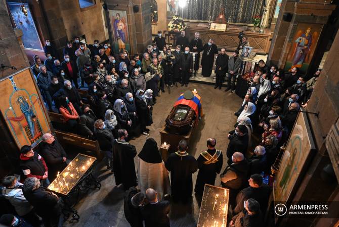 Մարտական ընկերներն ու հարազատները վերջին հրաժեշտը տվեցին լեգենդար Կոմանդոսին