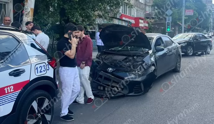 Ավտովթար Երևանում․ բախվել են 2 «Toyota»-ներն ու «Lada»-ն. կան վիրավորներ