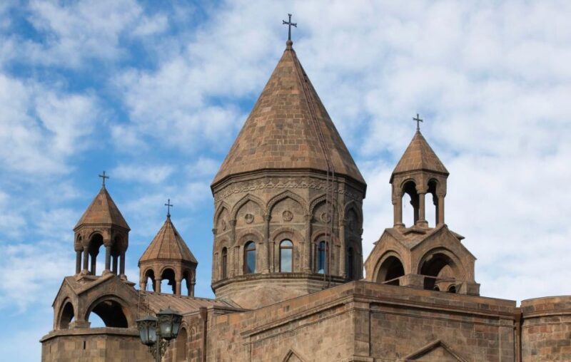 Մայր Աթոռը դատապարտում է Կարապետյանի նկատմամբ քաղաքական շարժառիթներով հետապնդումը