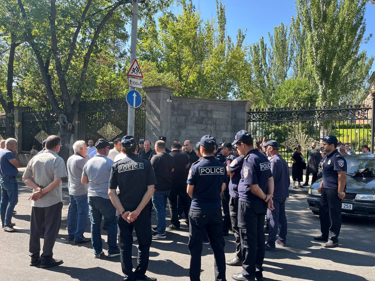 Անհետ կորածների ծնողները գիշերել են Բաղրամյան պողոտայում