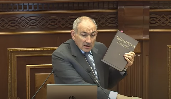   Կ․ Ներսիսյանն ու Ս․ Խաչատրյանը արժանի չեն ոչ միայն ամուսնացյալ քահանաներին որեւէ հրահանգ տալ այլեւ նույնիսկ կանգնել նրանց կողքին․ Փաշինյան