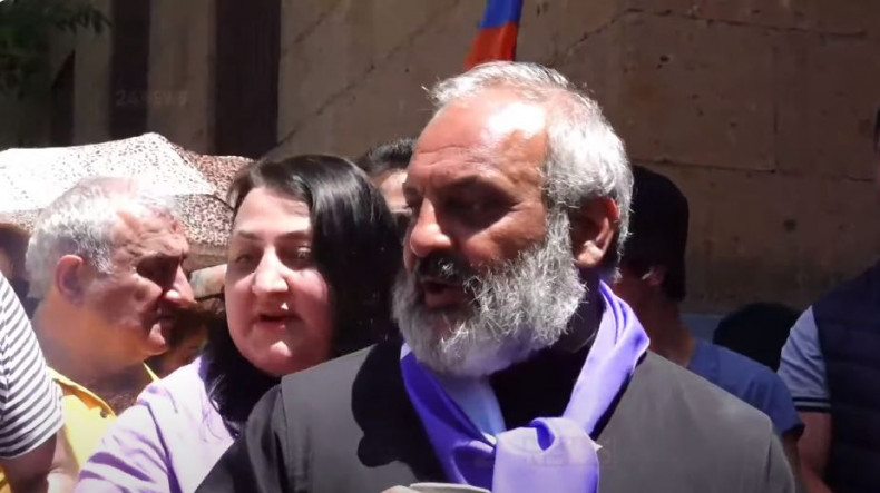Սրբազանն ու աջակիցները մեքենաներով փակում են կառավարության շենքի դիմացը. ուղիղ