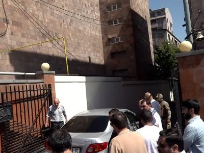 Քրեական ոստիկանության աշխատակիցները դուրս եկան ՀԷՑ-ի տարածքից և մեքենաներով հեռացան