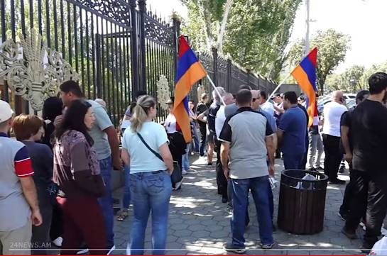 Սա համազգային պայքար է. Սուրեն Պետրոսյանը և իր կողմնակիցները զանգվածային հացադուլ սկսեցին