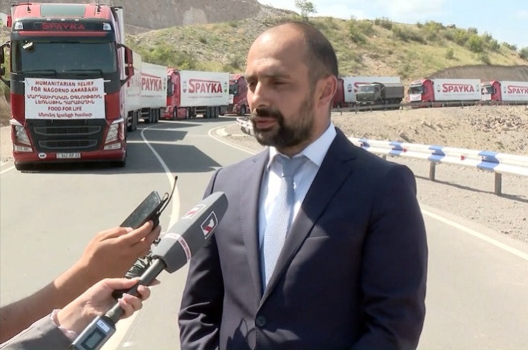 Այս բեռնատարներում սնունդ է, դեղորայք, որ կարող է կյանքեր փրկել, բայց տեղաշարժ չկա. Վարդան Սարգսյան