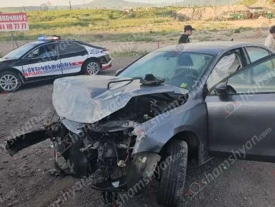 Կոտայքում Volkswagen Jetta-ն բախվել է քարե պարսպին, ապա երկաթե արգելապատնեշներին. շարժիչը պոկվել, շպրտվել է. կա վիրավոր
