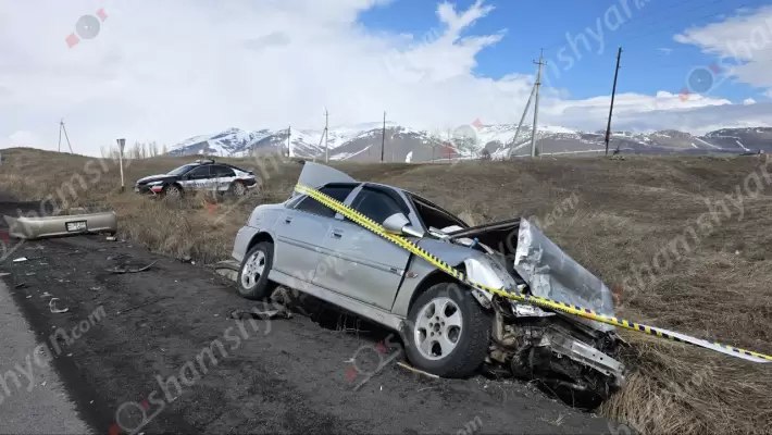 Լճաշենում բախվել են «Toyota»-ն ու «Opel»-ը. վերջինը հայտնվել է փոսում. կան վիրավորներ