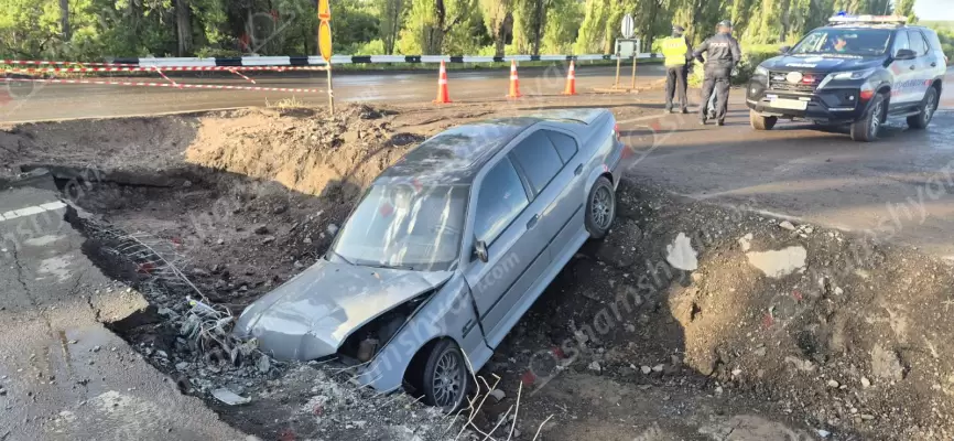 Կոտայքի մարզում «BMW»-ն հայտնվել է ուժեղ կայծակի հետևանքով «պայթած» փոսում