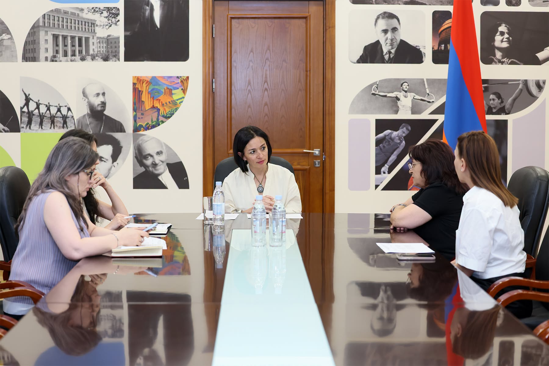 Ժաննա Անդրեասյանը հանդիպել է ուսուցիչների հետ