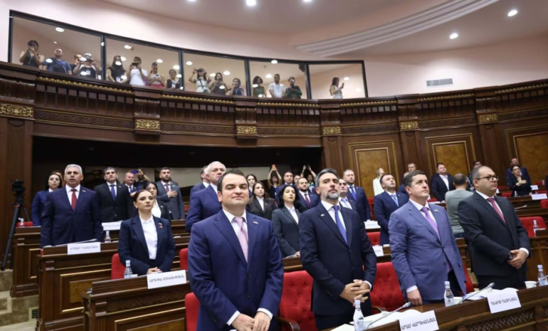 «Ուժեղ Հայաստան» խմբակցությունը լքեց Ազգային ժողովի նիստերի դահլիճը