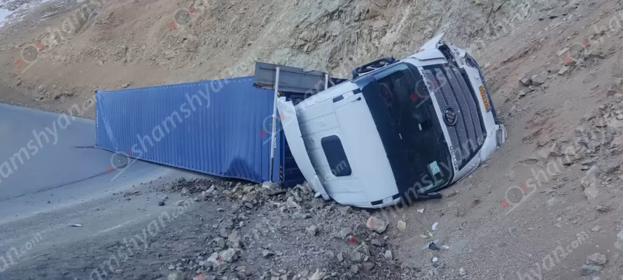 Խոշոր ավտովթար Սյունիքի մարզում․ իրանցի վարորդը «Foton» բեռնատարով բախվել է հողաթմբին և կողաշրջվել․ կա վիրավոր
