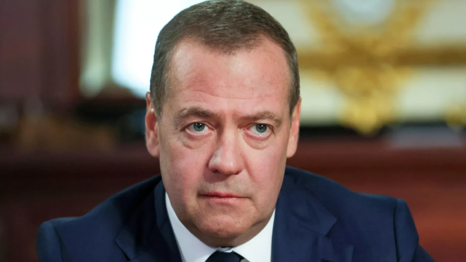 Медведев поздравил Пашиняна с днем рождения, напомнив премьеру о пути Троцкого
