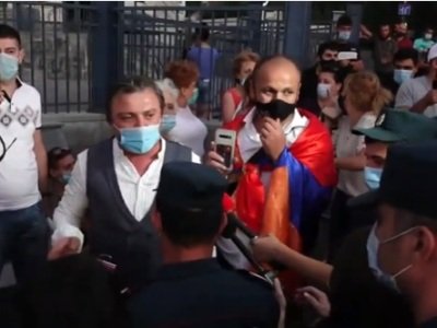 «Ոչ վարկային թալանին» նախաձեռնության անդամները վարչապետի առանձնատան դիմացից բերման ենթարկվեցին 