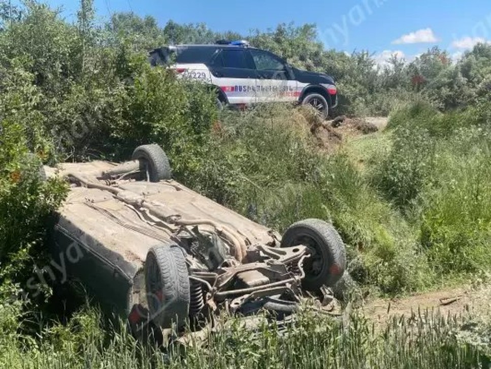 Մարտունի-Վարդենիս ավտոճանապարհին «Mercedes»-ը դուրս է եկել ճանապարհի երթևեկելի գոտուց և գլխիվայր հայտնվել դաշտում․ կա վիրավnր